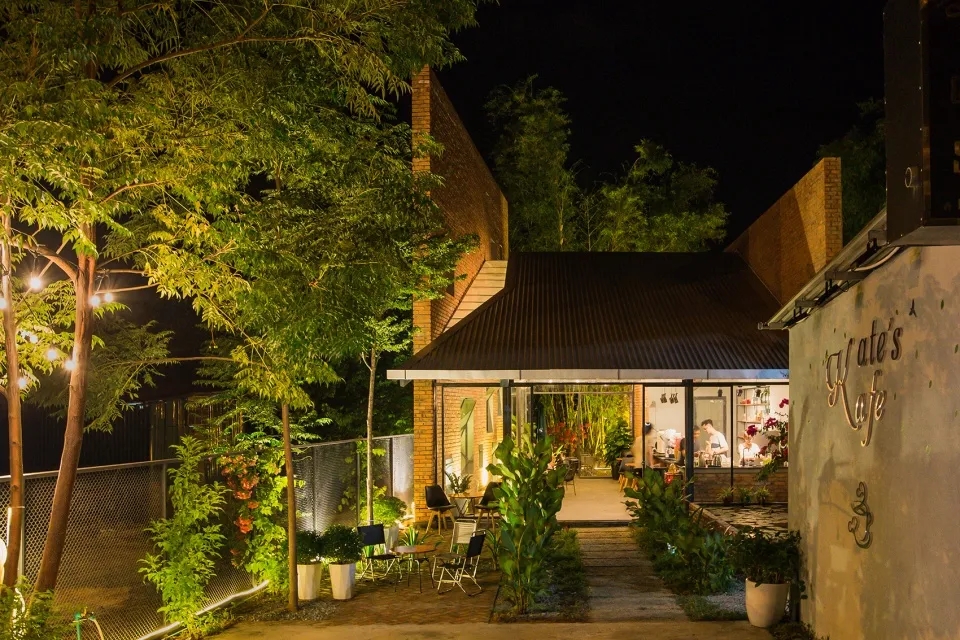 临桂与自然环境融为一体的咖啡店